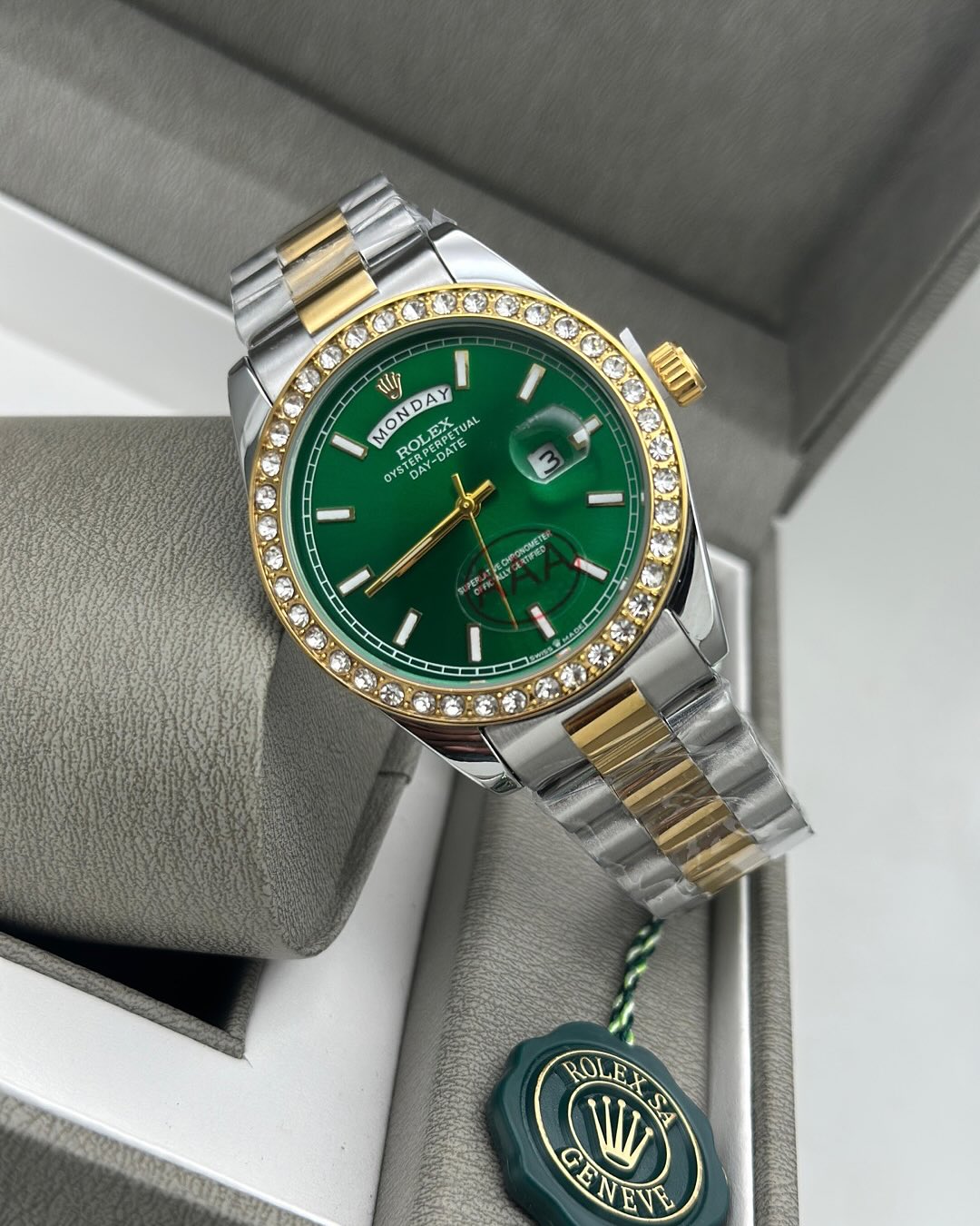 Branded Date Watch (King Ko*Li Using it )